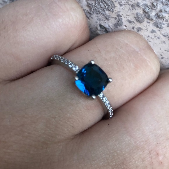 Sterling Silver Ring with Beautiful Blue Stone - Picture 9 of 10